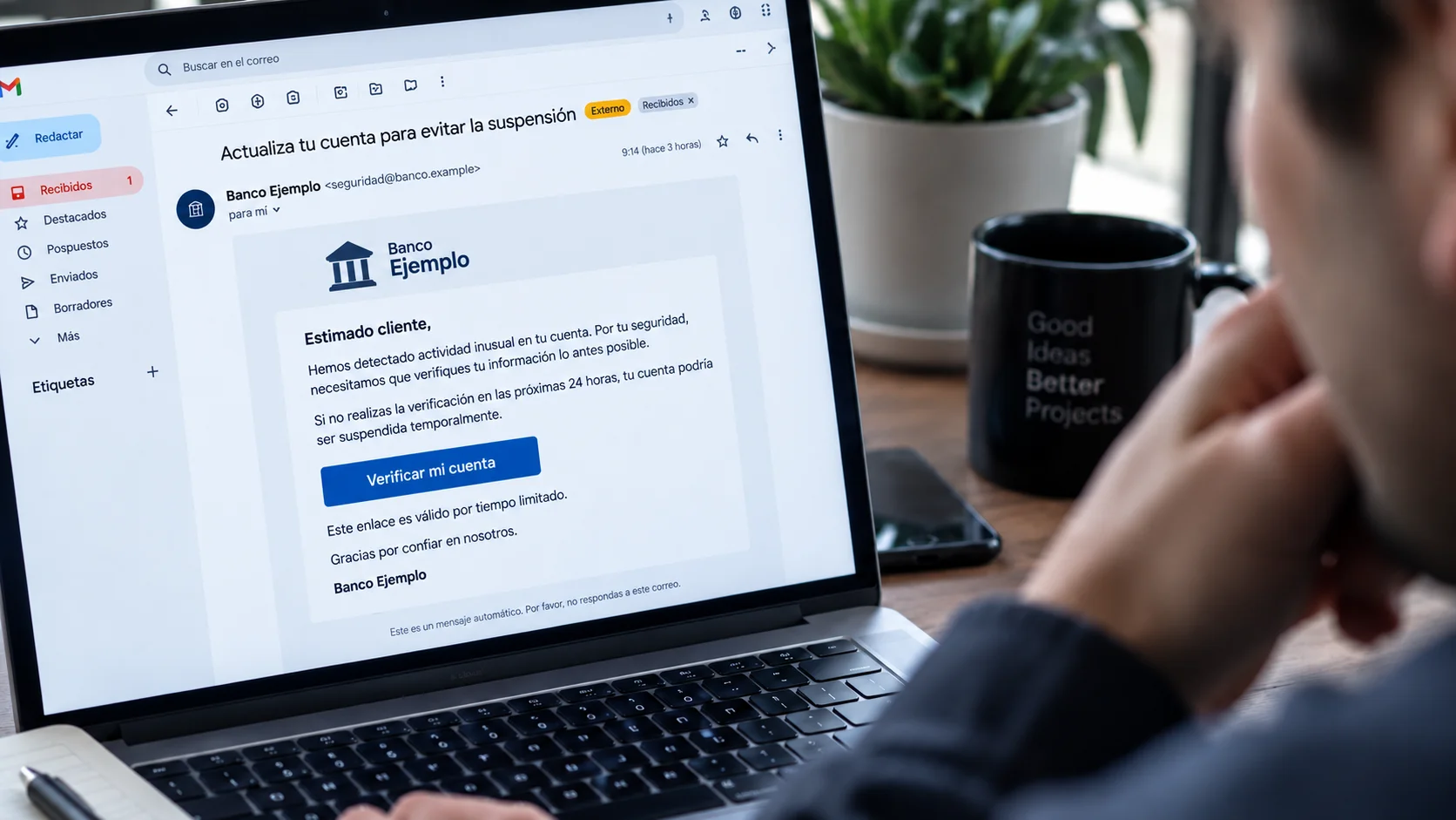 Persona revisando en su portátil un correo fraudulento que solicita verificar una cuenta bancaria.
